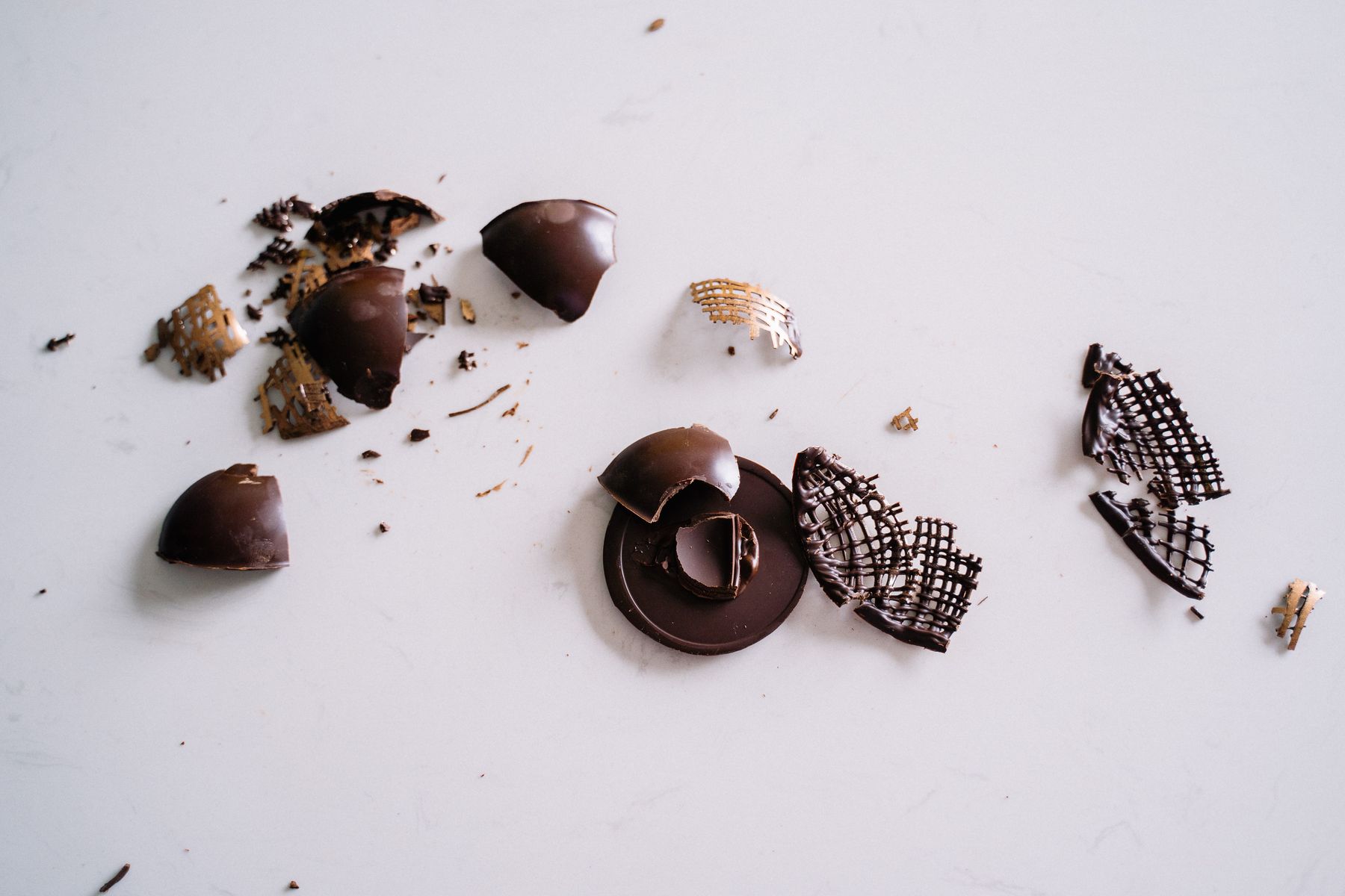 Trozos de chocolate sobre fondo blanco